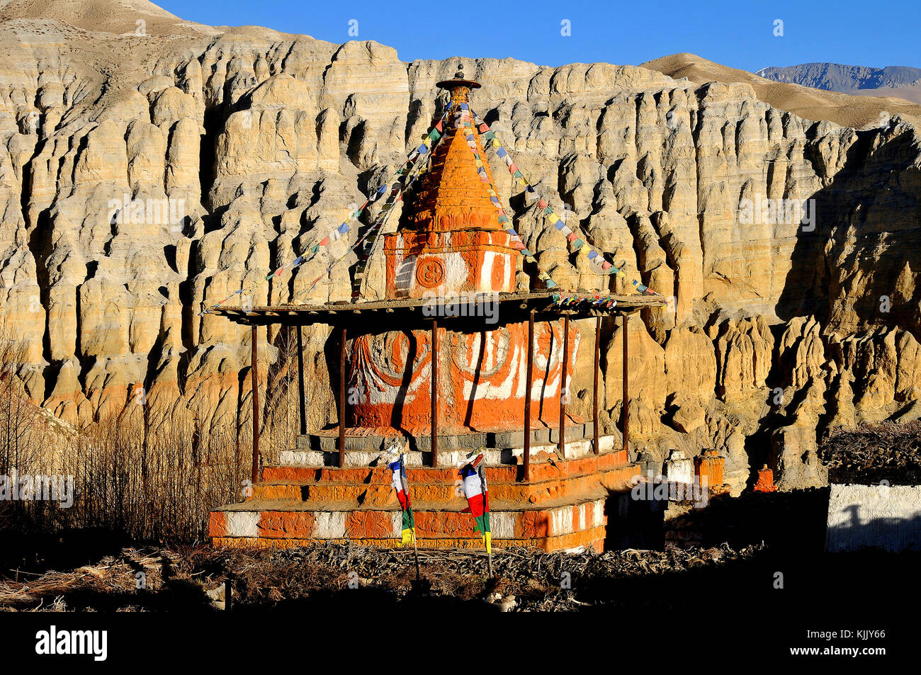 Stupa (chšrten) in der Nähe von Tsarang Dorf, Mustang. Nepal. Stockfoto