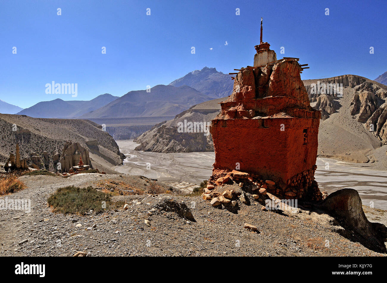 Stupas (chšrten) über die Kali Gandaki river valley, Mustang. Nepal. Stockfoto