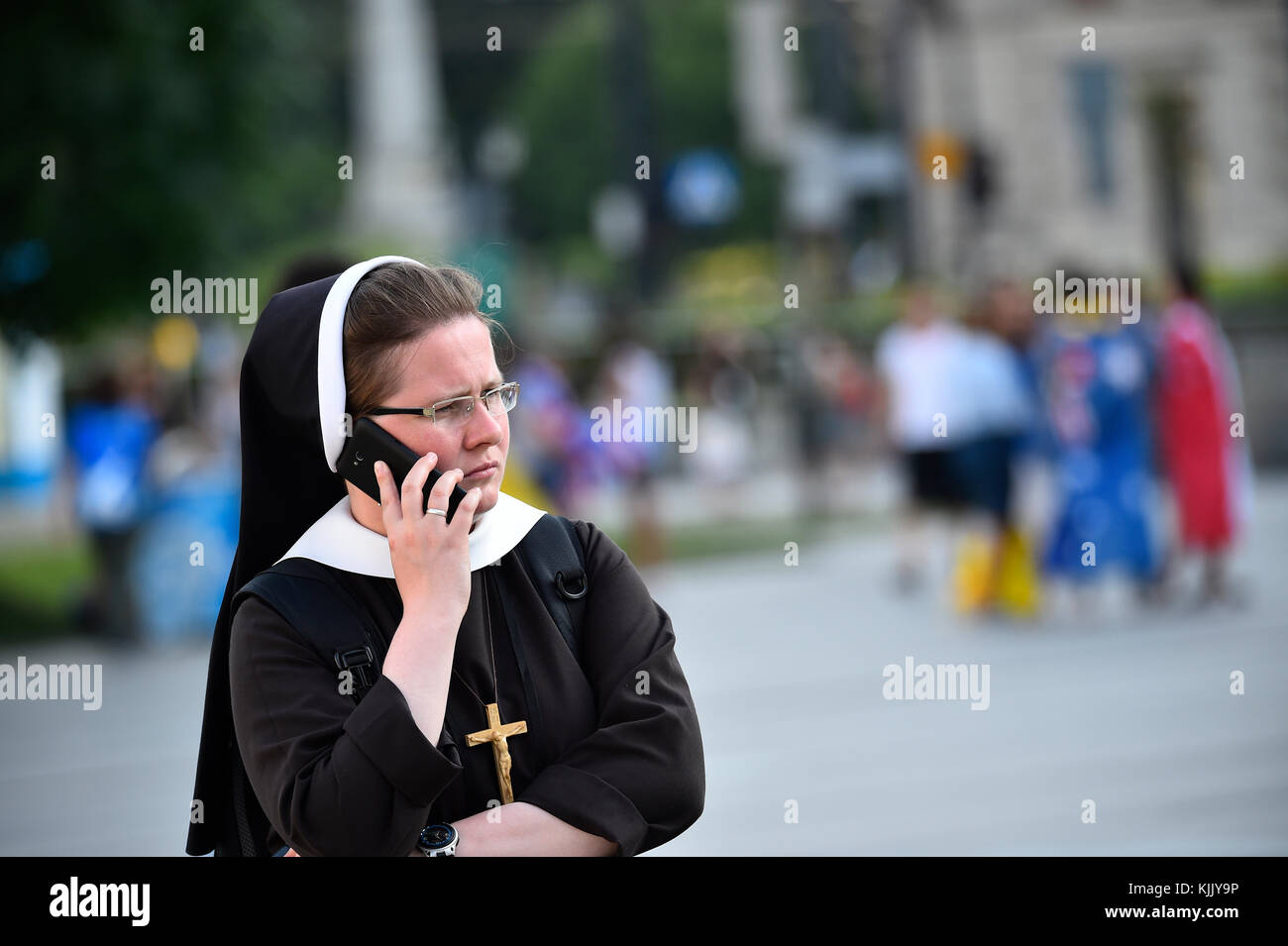 Weltjugendtag. Krakau. 2016. Nonne mit einem Handy. Polen. Stockfoto
