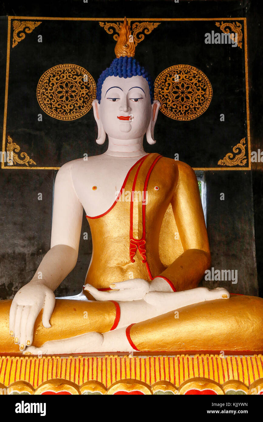 Wat Chedi Luang, Chiang Mai. Buddha mit der rechten Hand den Boden berührt, und seine linke Hand auf seinem Schoß sitzen, Palm nach oben zeigt. Erobern das Böse p Stockfoto