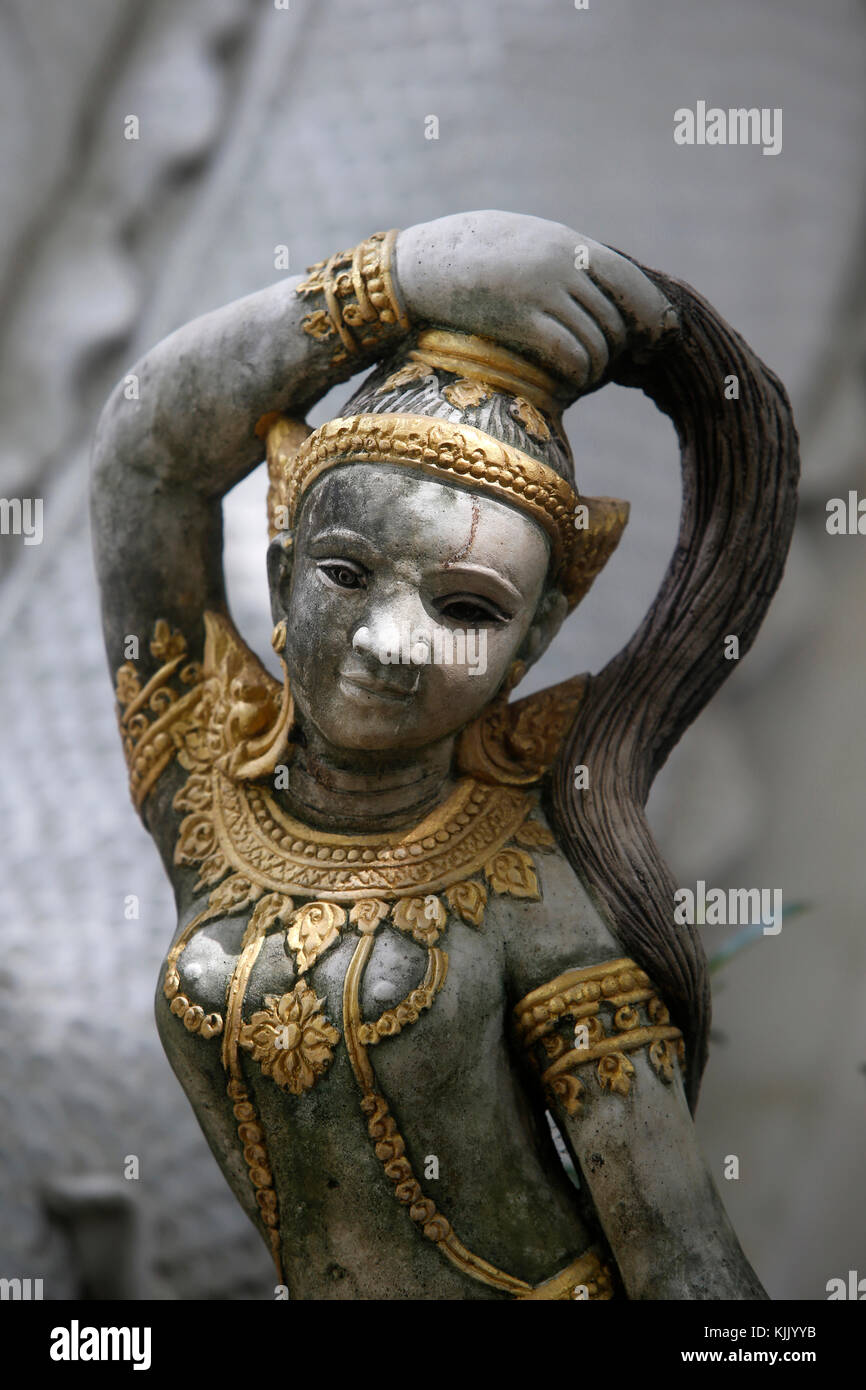 Nang Thoranee oder Mae Thoranee: 'Frau' oder 'Mutter Erde' Statue in Wat Pan Sao, Chiang Mai. Thailand. Stockfoto