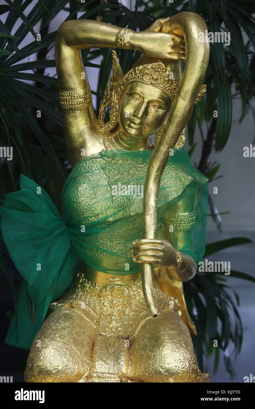 Nang Thoranee oder Mae Thoranee: 'Frau' oder 'Mutter Erde' Statue in Wat Chai Mongkhon, Hua Hin. Thailand. Stockfoto