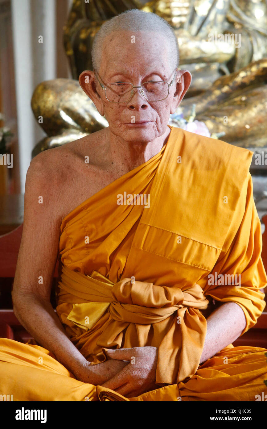 Der ehrwürdige Mönch Statue in Wat Chedi Luang, Chiang Mai. Thailand. Stockfoto