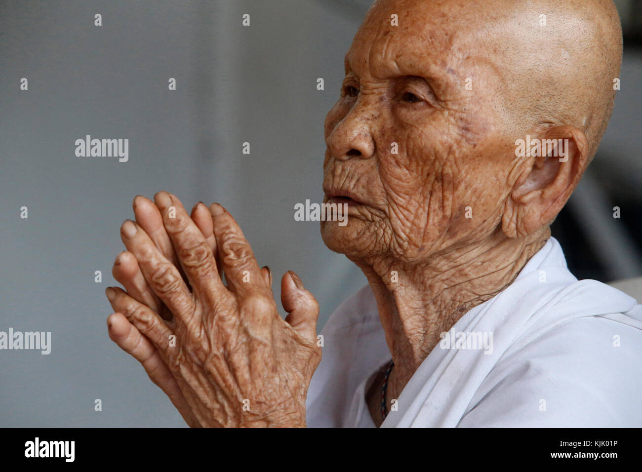 Betende Nonne in Wat Khao Takiab, Hua Hin. Thailand. Stockfoto