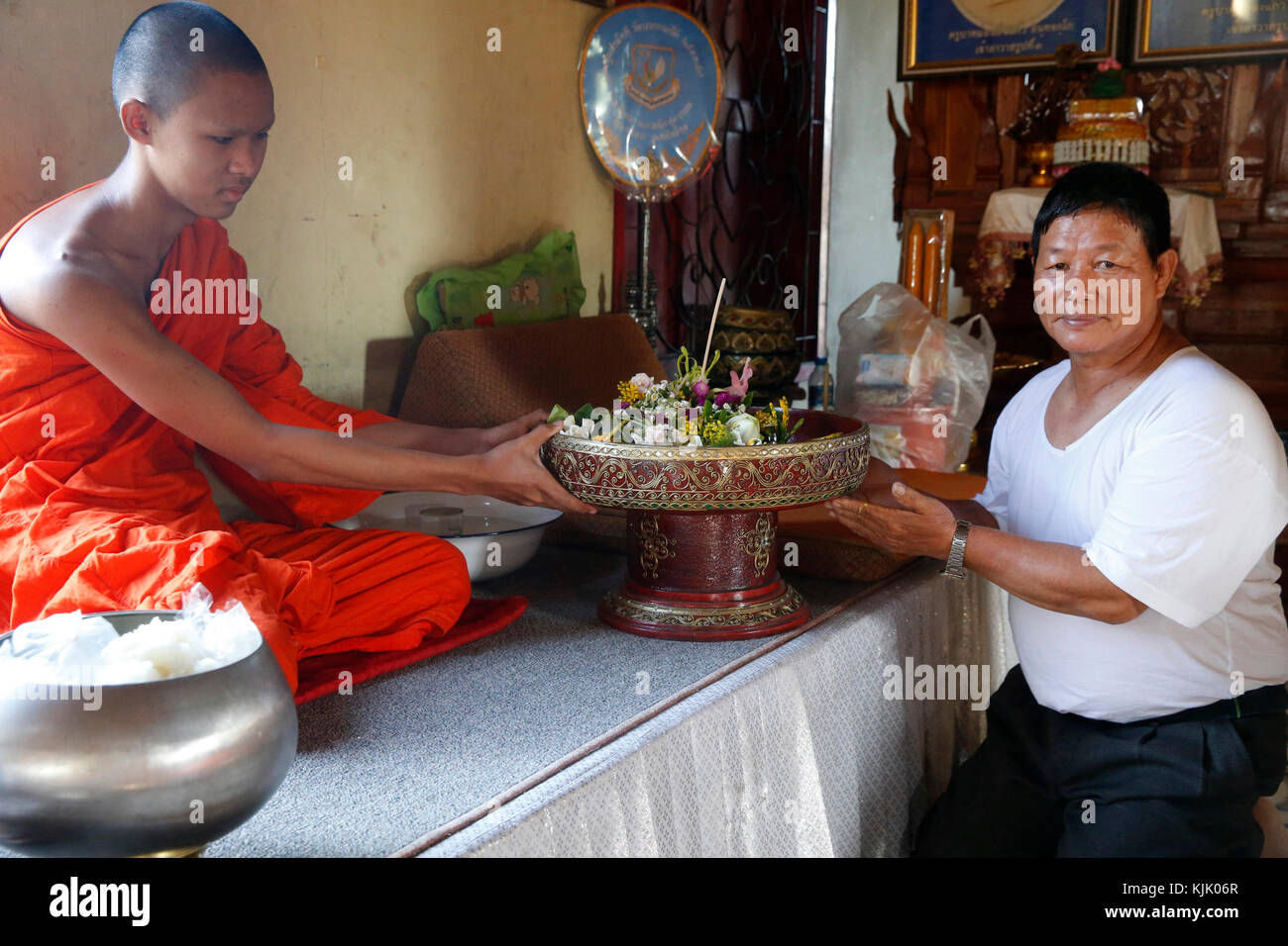 Angebot für ein Mönch in einem thailändischen Pagode. Thailand. Stockfoto