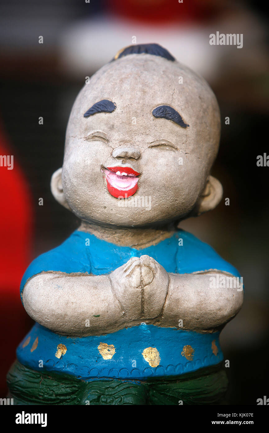 'Lucky' Baby Engel von buddhistischen Mönchen gesegnet. Die Puppen sind dachte wohlwollende Geister einladen, sie zu besitzen, mit der Hoffnung, dass Sie g bringen Stockfoto