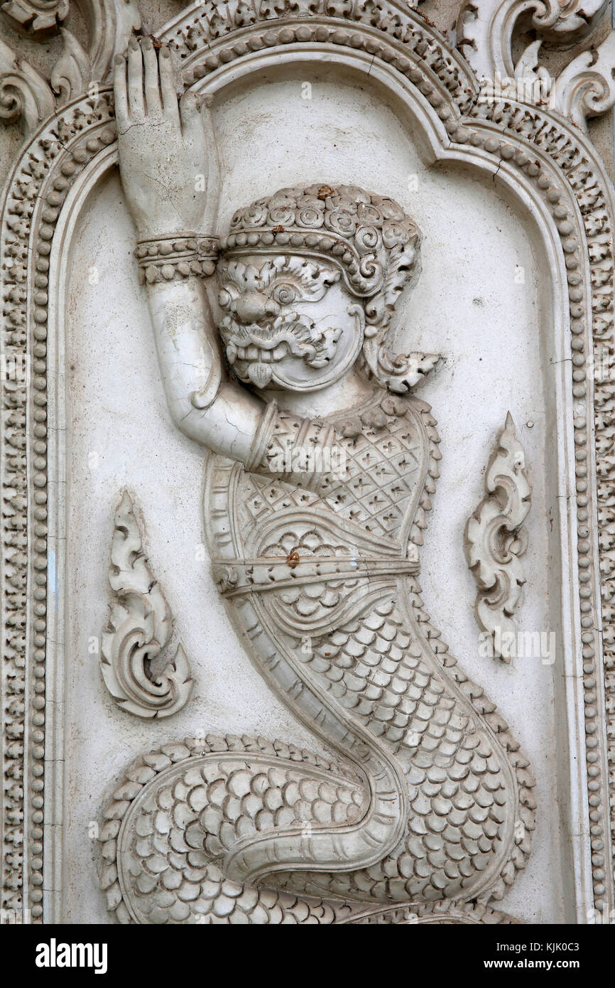 Wat Mahathat, Phetchaburi. Relief mit der Darstellung eines yakkha (Kopf) auf einer Schlange. Thailand. Stockfoto