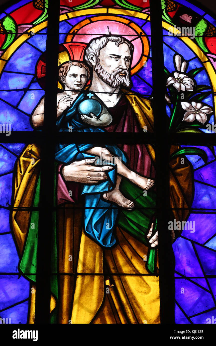 Dalat Kathedrale. Glasfenster. Saint-Joseph mit dem Kind Christus in seine Arme. Dalat. Vietnam. Stockfoto