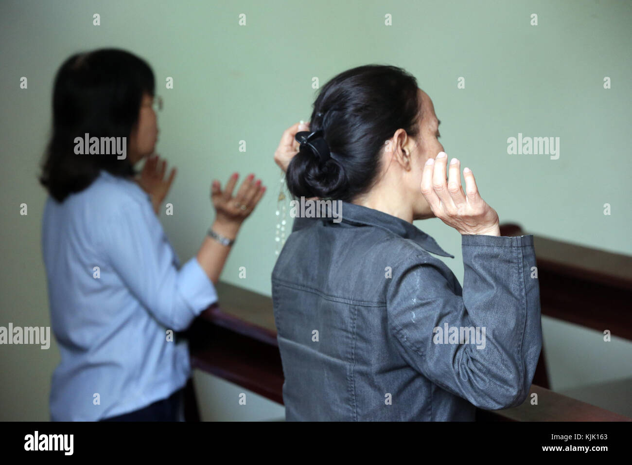 St Philip Kirche (huyen Sy Kirche). Asiatische Frauen beten. Ho Chi Minh City. Vietnam. Stockfoto