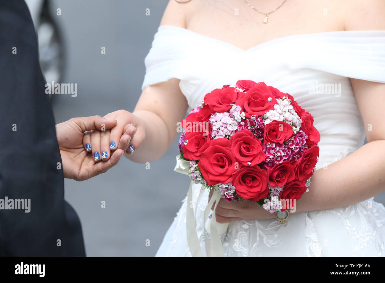 Hochzeit. Braut holding Strauß Rosen. Ho Chi Minh City. Vietnam. Stockfoto