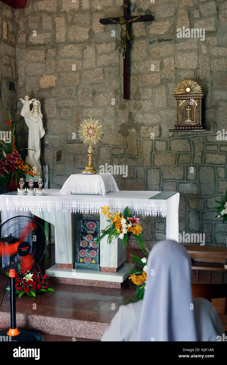 Bai Dau katholische Kirche. Heiligen Sakrament. Katholische Nonne beten. Die eucharistische Anbetung. Vung Tau. Vietnam. Stockfoto