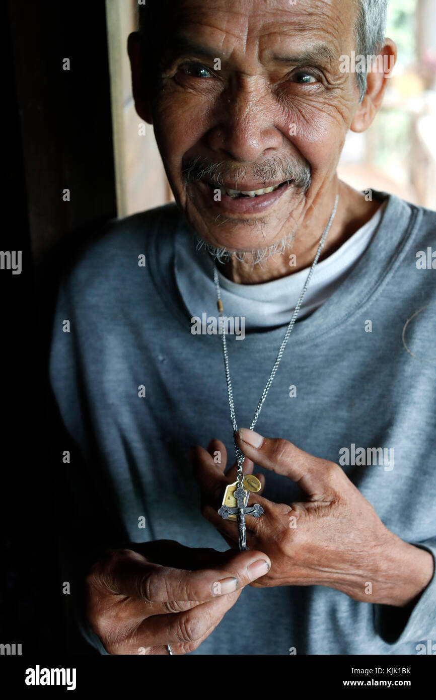 Alt-katholischen Mann mit einem Kruzifix in der Hand. Kon Tum. Vietnam. Stockfoto