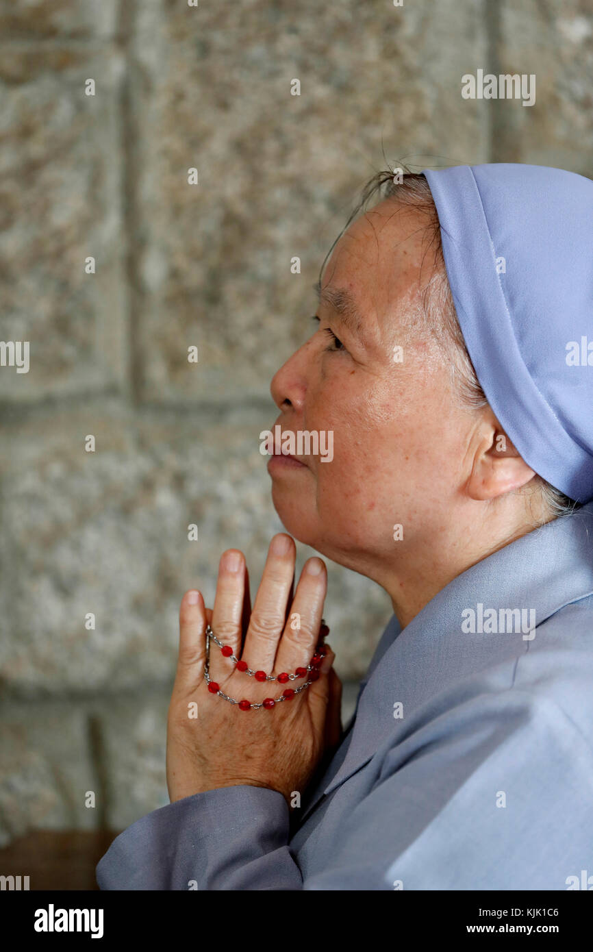 Bai Dau katholische Kirche. Katholische Nonne beten. Vung Tau. Vietnam. Stockfoto