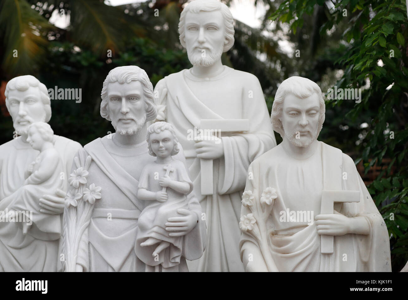 Shop Verkauf von religiösen christlichen Elementen. Der hl. Josef und Jesuskind Marmorstatue. Ho Chi Minh City. Vietnam. Stockfoto