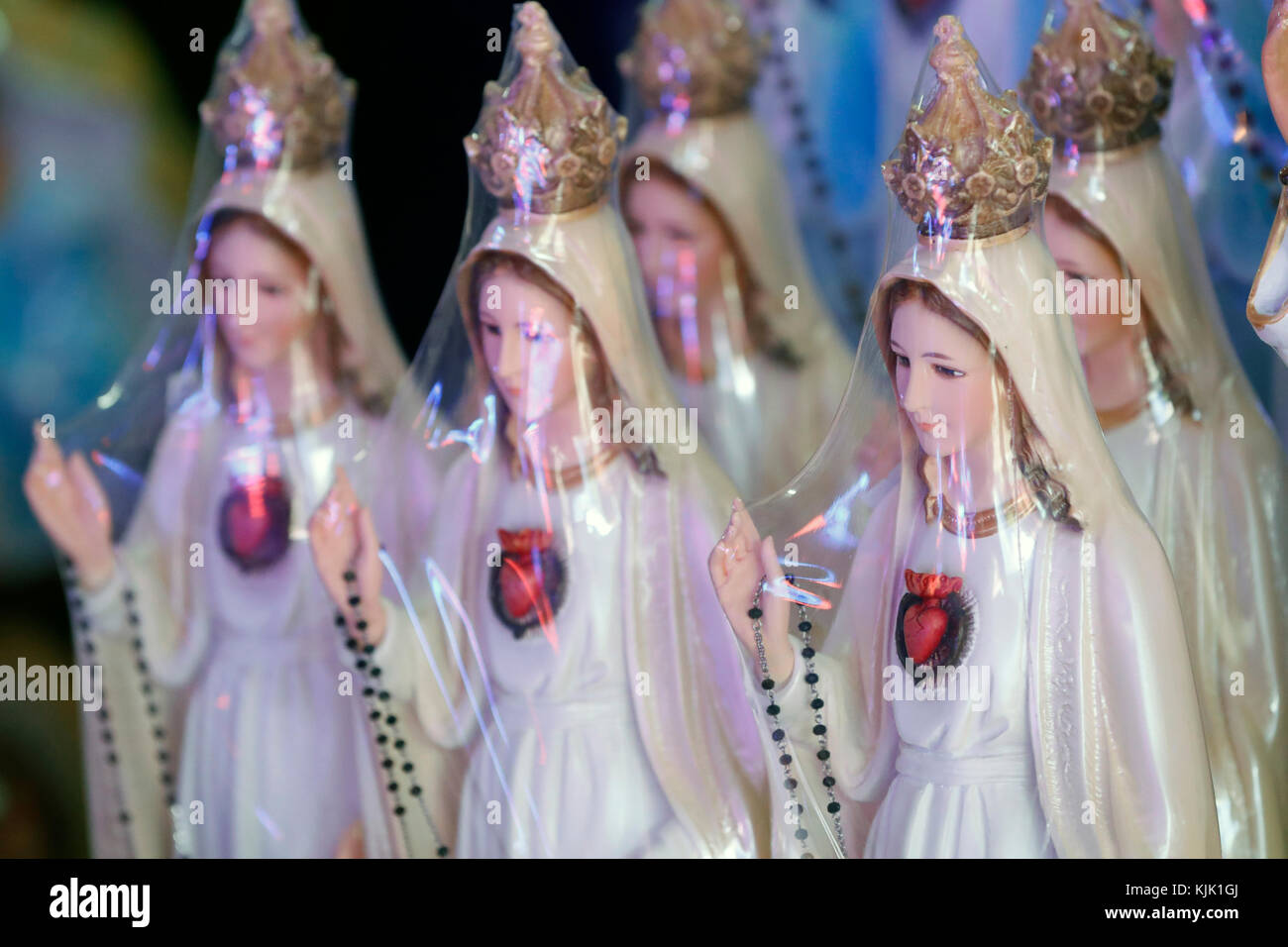 Shop Verkauf von religiösen christlichen Elementen. Heilige Jungfrau Statuen. Ho Chi Minh City. Vietnam. Stockfoto