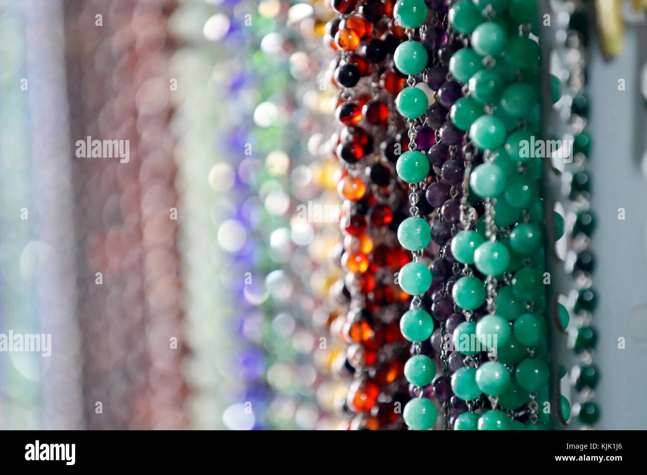 Shop Verkauf von religiösen christlichen Elementen. Rosenkranz Gebet Perlen zum Verkauf. . Ho Chi Minh City. Vietnam. Stockfoto