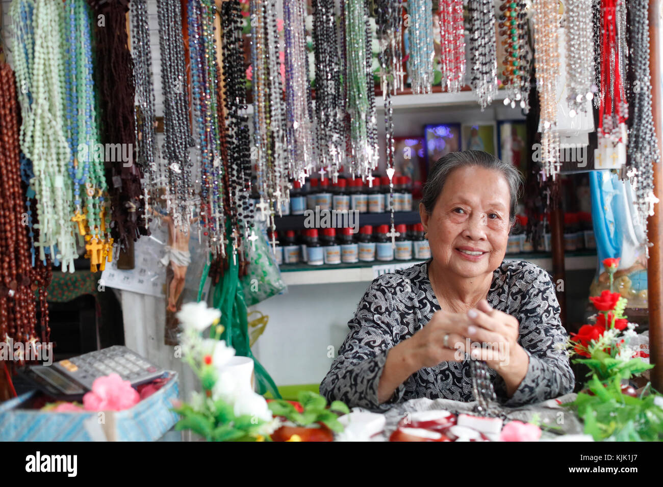 Shop Verkauf von religiösen christlichen Elementen. Rosenkranz Gebet Perlen zum Verkauf. . Ho Chi Minh City. Vietnam. Stockfoto