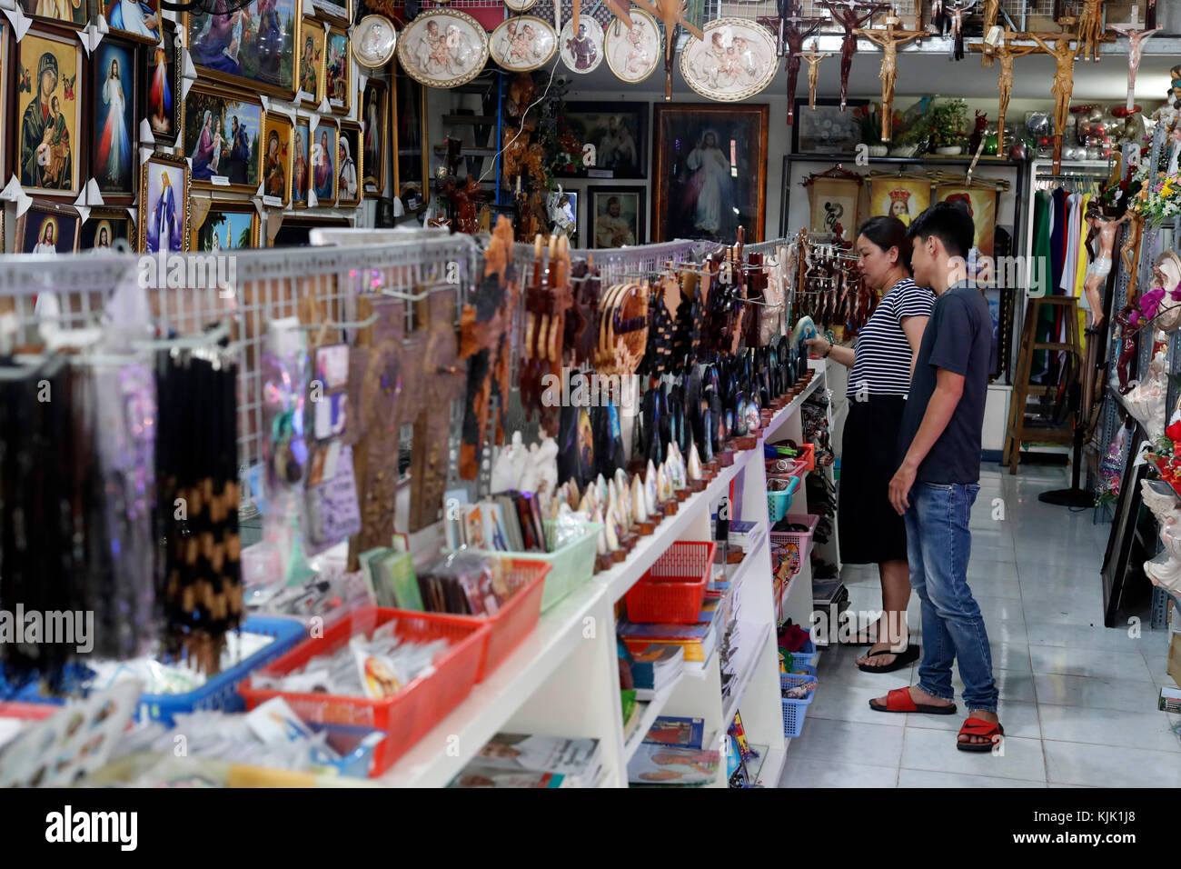 Shop Verkauf von religiösen christlichen Elementen. Ho Chi Minh City. Vietnam. Stockfoto