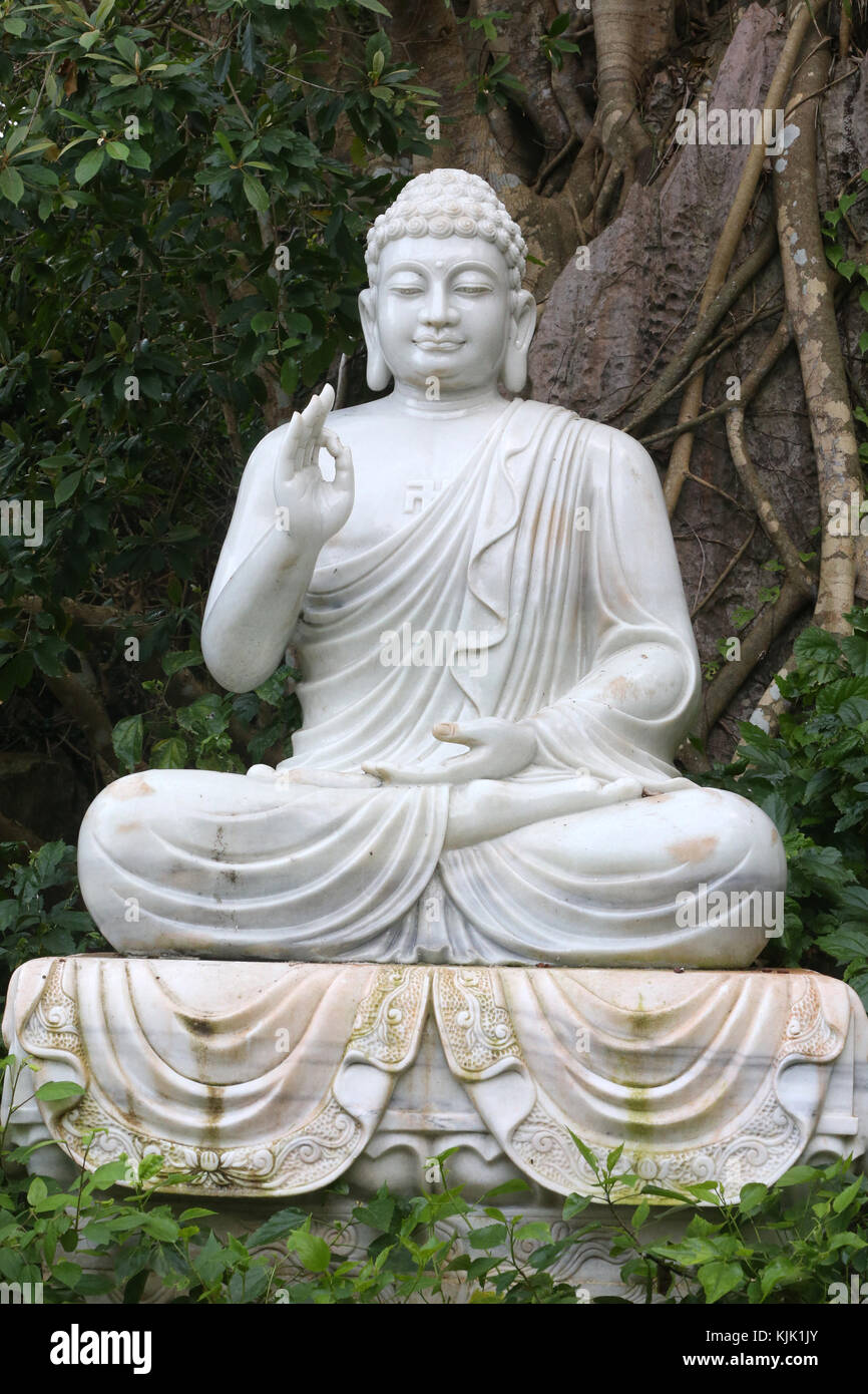 Marble Mountain. Buddha Shakyamuni. Die Vitarka Mudra ist die Geste der Diskussion und der Weitergabe der buddhistischen Lehre. Marmorstatue. Danang. Vie Stockfoto