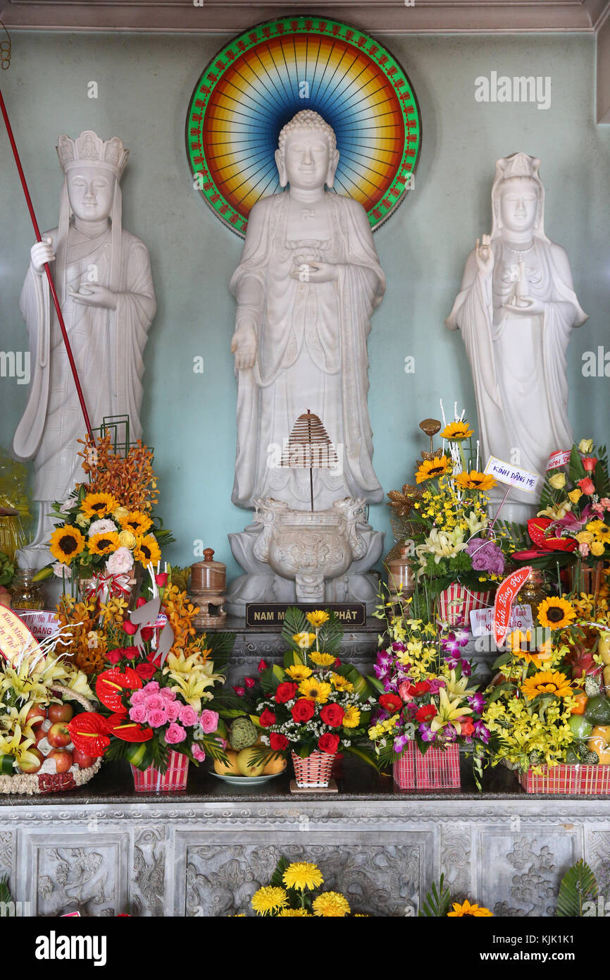 Linh Ung buddhistischen Pagode. Altar mit Buddha Statuen. Danang. Vietnam. Stockfoto
