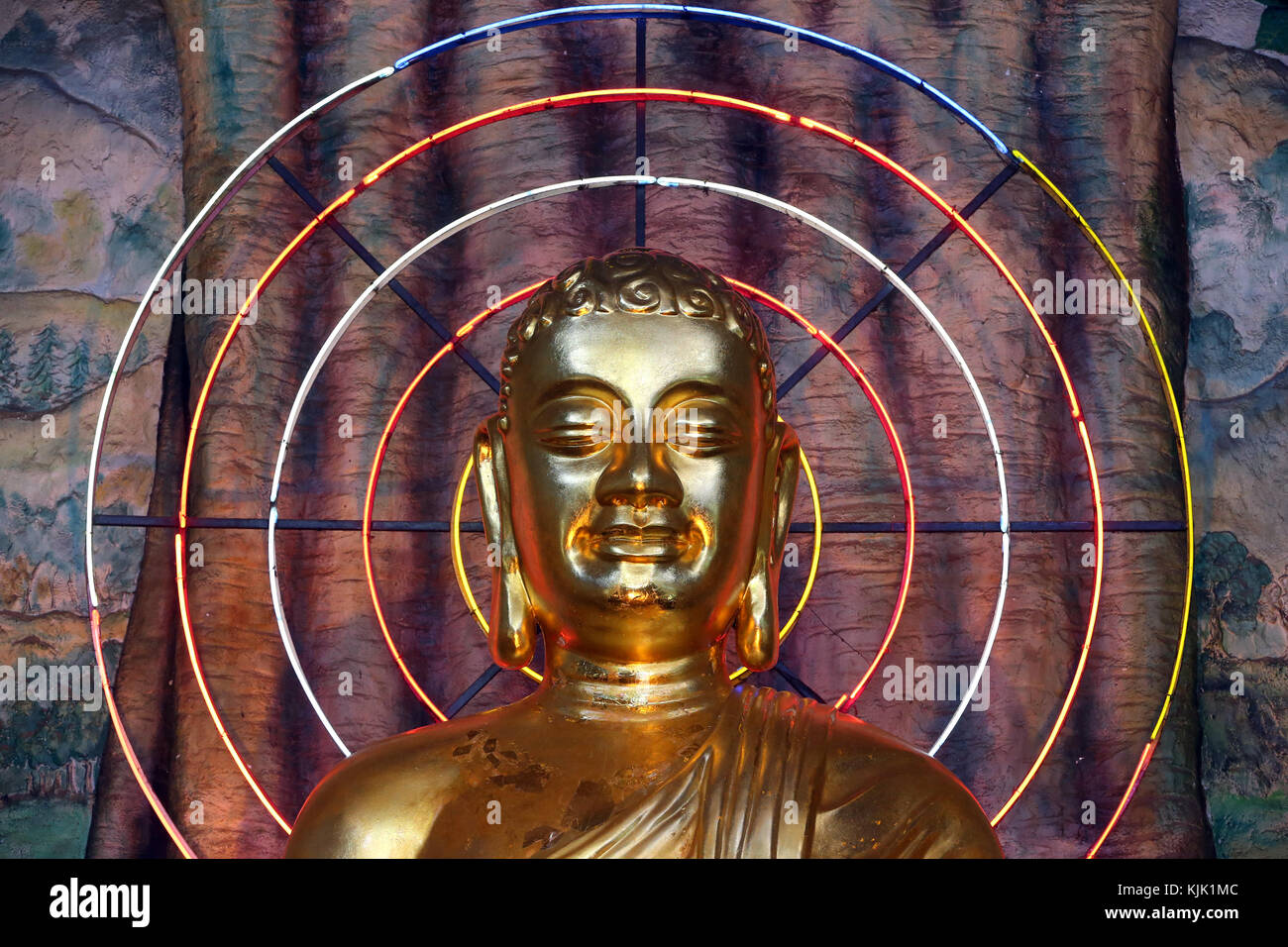 Linh Phuoc buddhistischen Pagode. Buddha Bild mit neon Kreisen. Dalat. Vietnam. Stockfoto