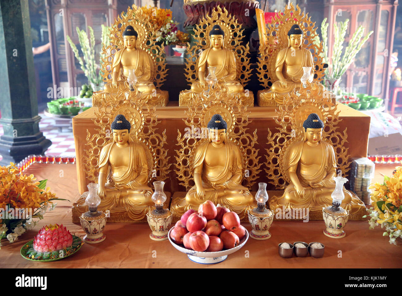 Chua Thien Lam Gehen buddhistische Pagode. Atlta mit 6 Buddha Statuen und Angeboten. Thay Ninh. Vietnam. Stockfoto