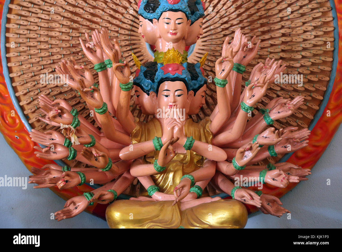 Van Hanh zen-buddhistischen Kloster. Tausend bewaffneten Avalokitesvara, der Bodhisattva des Mitgefühls. Statue. Dalat. Vietnam. Stockfoto