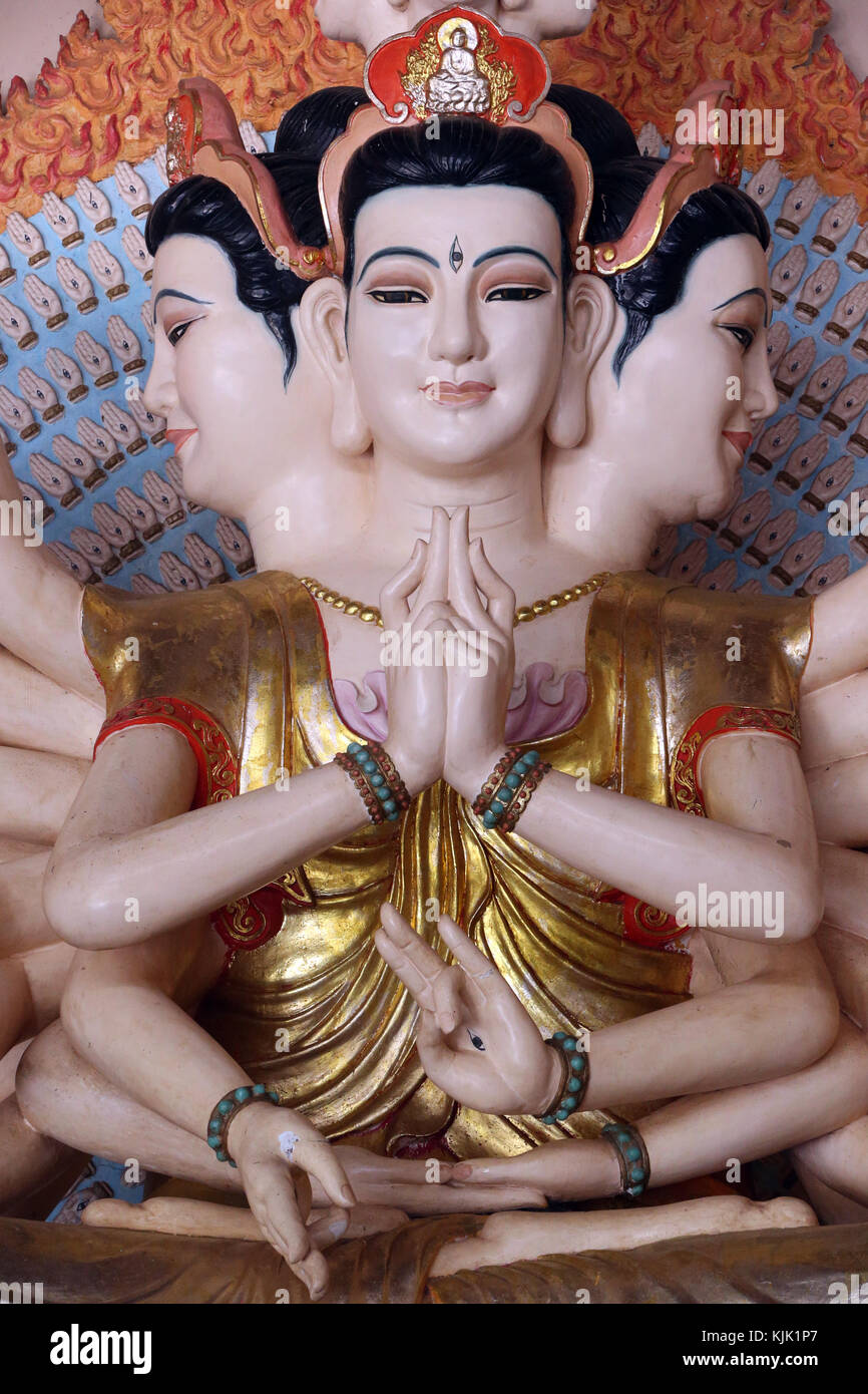 Linh eine buddhistische Pagode. Tausend bewaffneten Avalokitesvara, der Bodhisattva des Mitgefühls. Geste der Vollkommenheit: Uttarabodhi Mudra. Statue. Dalat. Vie Stockfoto