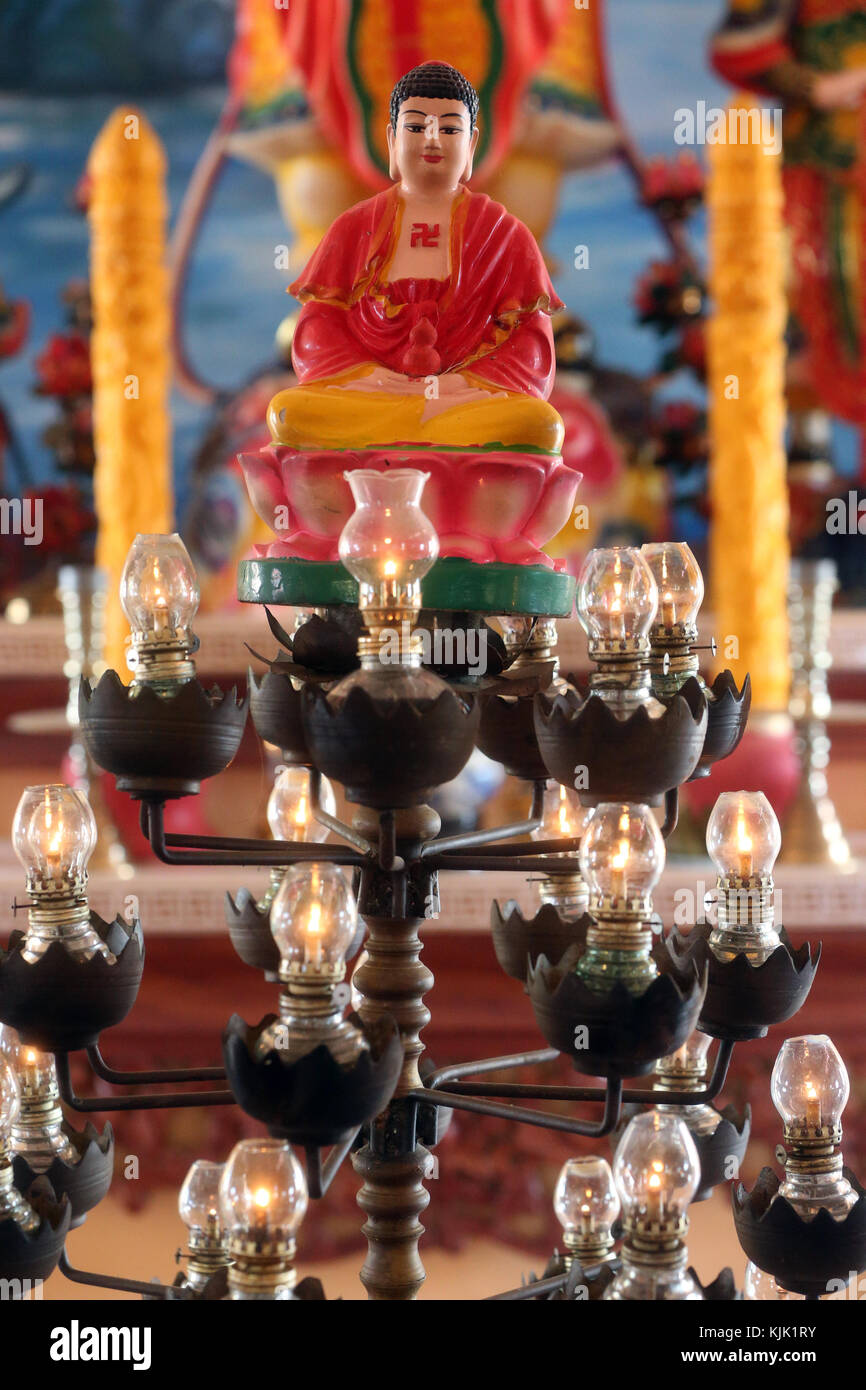 Chua Thiep lange buddhistische Pagode. Öllampen vor Buddha. Thay Ninh. Vietnam. Stockfoto