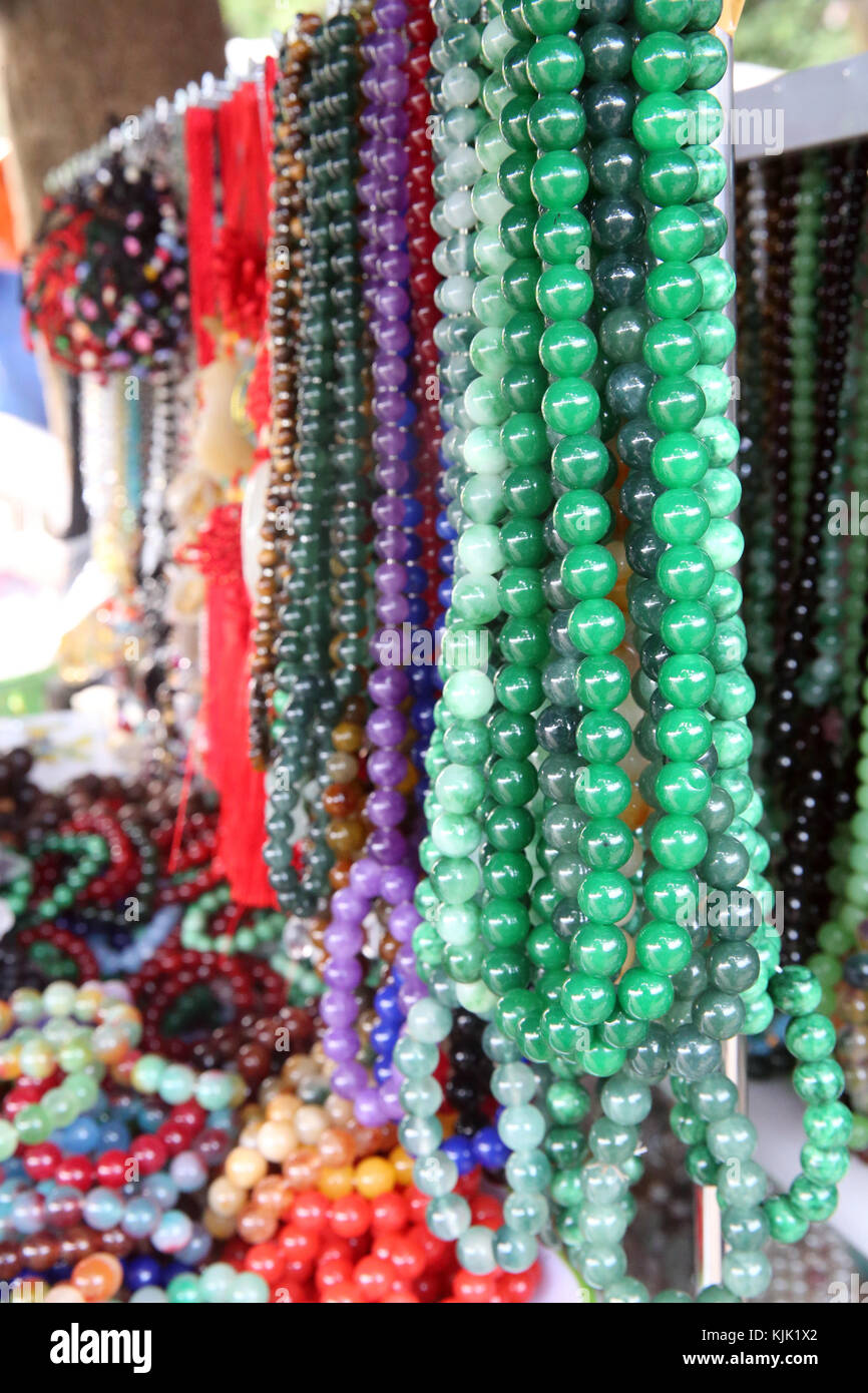 Verschiedene religiöse Merchandise Artikel zum Verkauf. Danang. Vietnam. Stockfoto