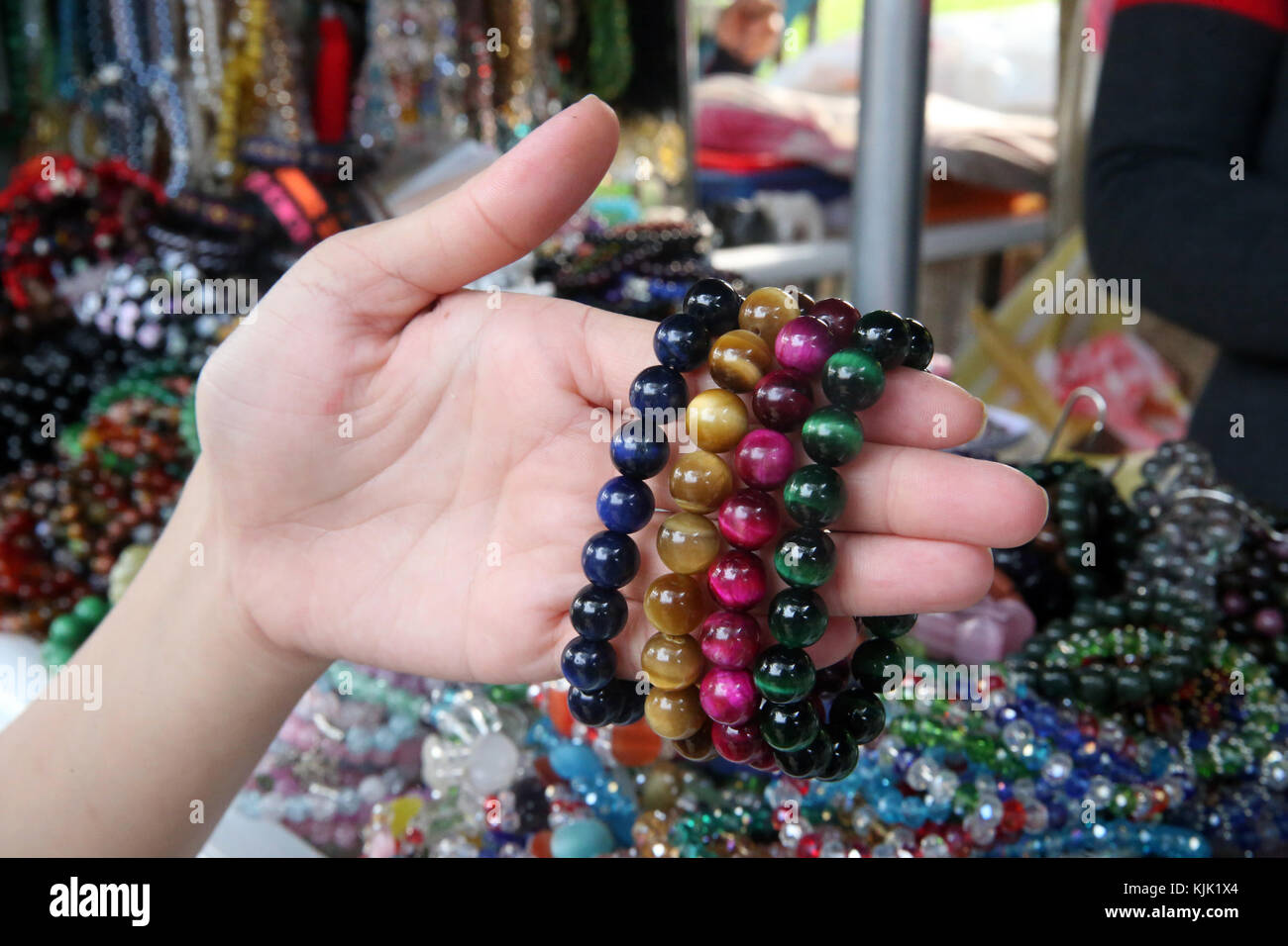 Verschiedene religiöse Merchandise Artikel zum Verkauf. Danang. Vietnam. Stockfoto