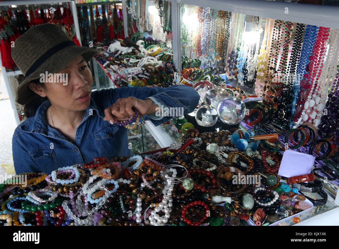 Verschiedene religiöse Merchandise Artikel zum Verkauf. Danang. Vietnam. Stockfoto