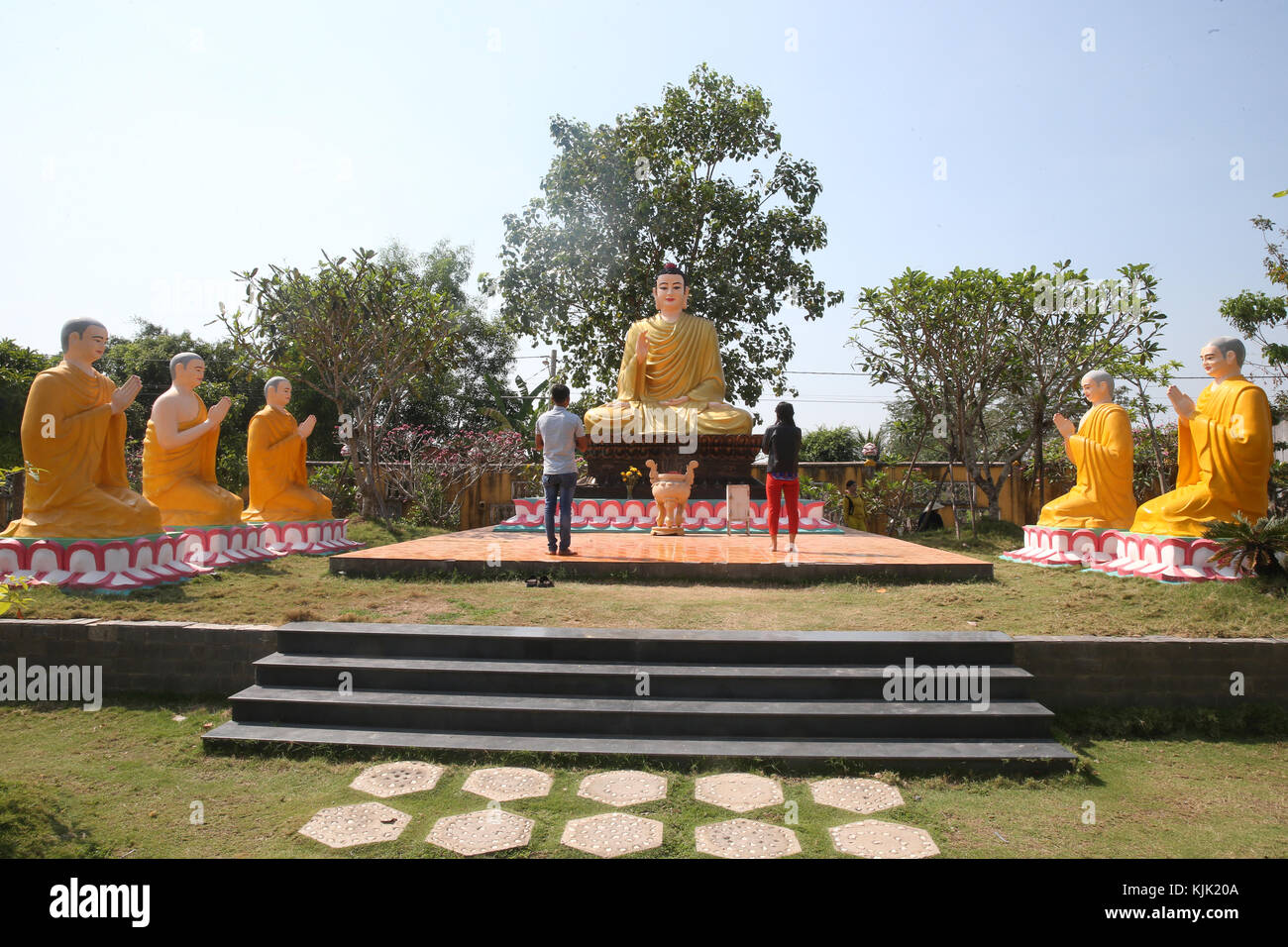 Chua Thien Lam Gehen buddhistische Pagode. Die Gläubigen beten Buddha. Shakyamuni Buddha predigt die Predigt - das Rad des Gesetzes - zu seinen fünf Jünger. Stockfoto