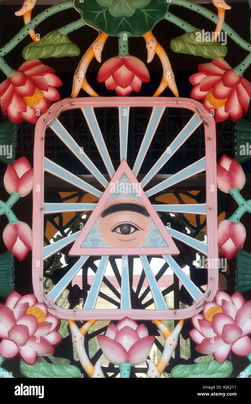 Cao Dai Tempel Heiliger Stuhl. Das göttliche Auge, heiliges Symbol der caodaism. Stockfoto