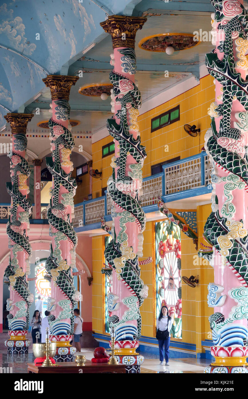 Cao Dai Tempel Heiliger Stuhl. Reich verzierte Dragon spalten. Thay Ninh. Vietnam. Stockfoto