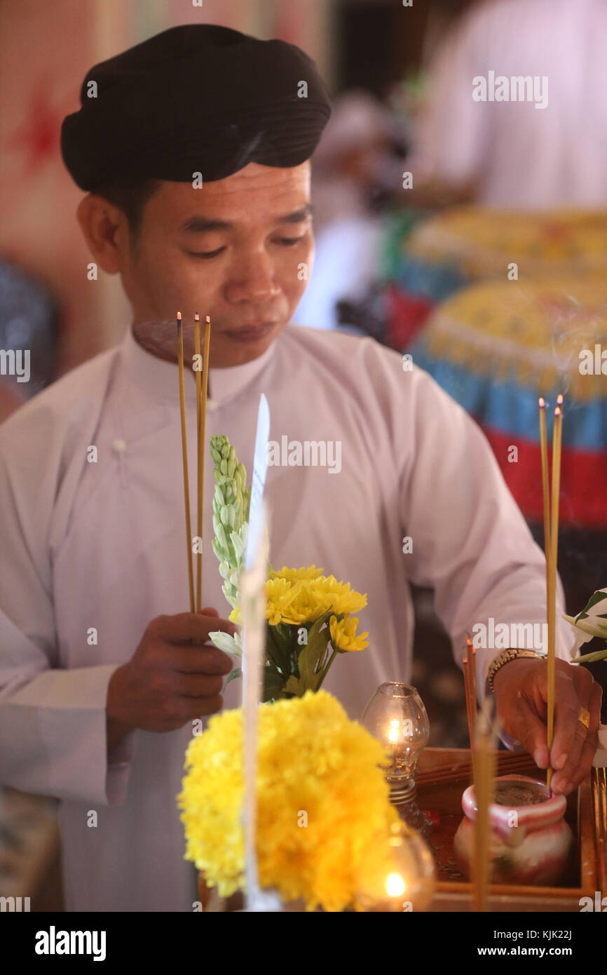 Cao Dai Tempel Heiliger Stuhl. Priester vorbereiten Angebote für Service. Thay Ninh. Vietnam. Stockfoto