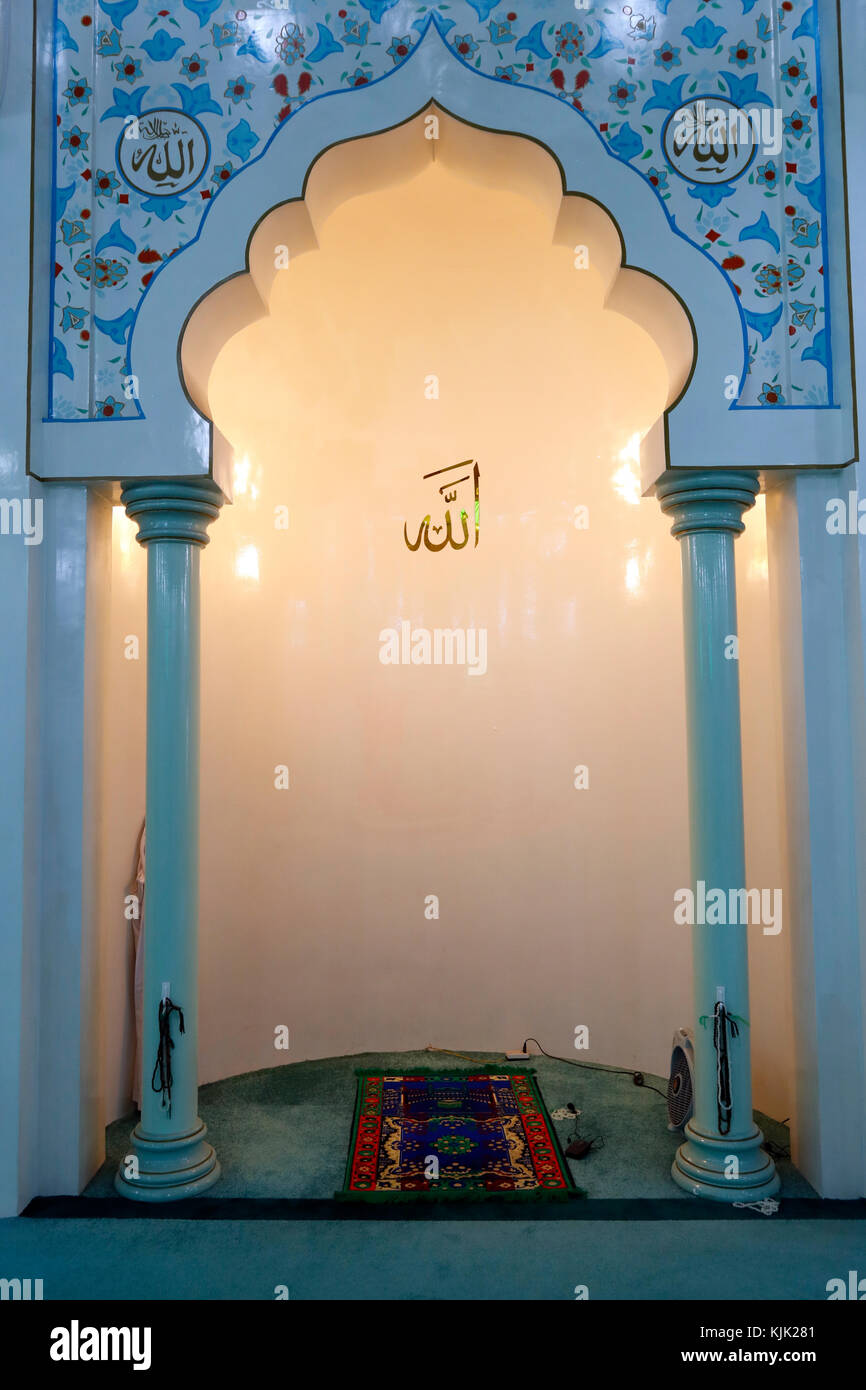 Masjid Al Rahim Moschee. Die Mihrab ist einer halbrunden Nische, das