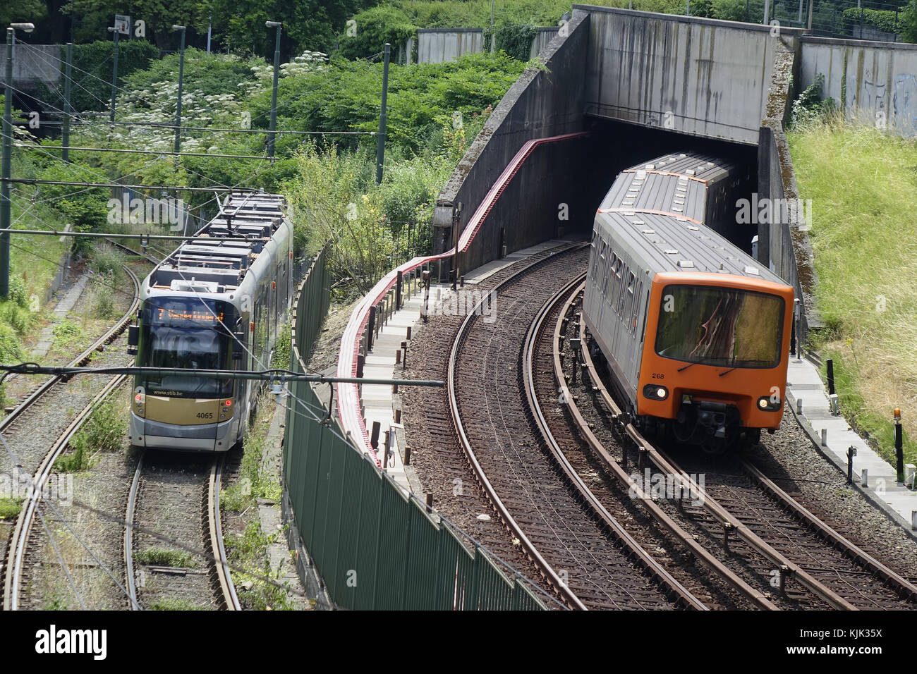 Ein Zug der Linie 6 der Brüsseler U-Bahn auf dem Kleinen Ring, der 2009 fertiggestellt wurde, in der Nähe des Bahnhofs Heysel in der belgischen Hauptstadt Brüssel, neben einer Straßenbahn der Linie 7, 26.06.2017. Die Brüsseler U-Bahn und die Straßenbahnlinien sind die wichtigsten Formen des öffentlichen Eisenbahnverkehrs in der Region Brüssel-Hauptstadt. Die erste unterirdische Bahnstrecke wurde 1976 eröffnet. Das vier Linien umfassende System wird derzeit von der Société des Transports Intercommunaux de Bruxelles/Maatschappij voor het Intercommunaal Vervoer te Brussel oder kurz STIB/MIVB (Französisch/Niederländisch) betrieben. Das Brüsseler U-Bahn-Netz verfügt über 59 Stationen über eine Distanz Stockfoto