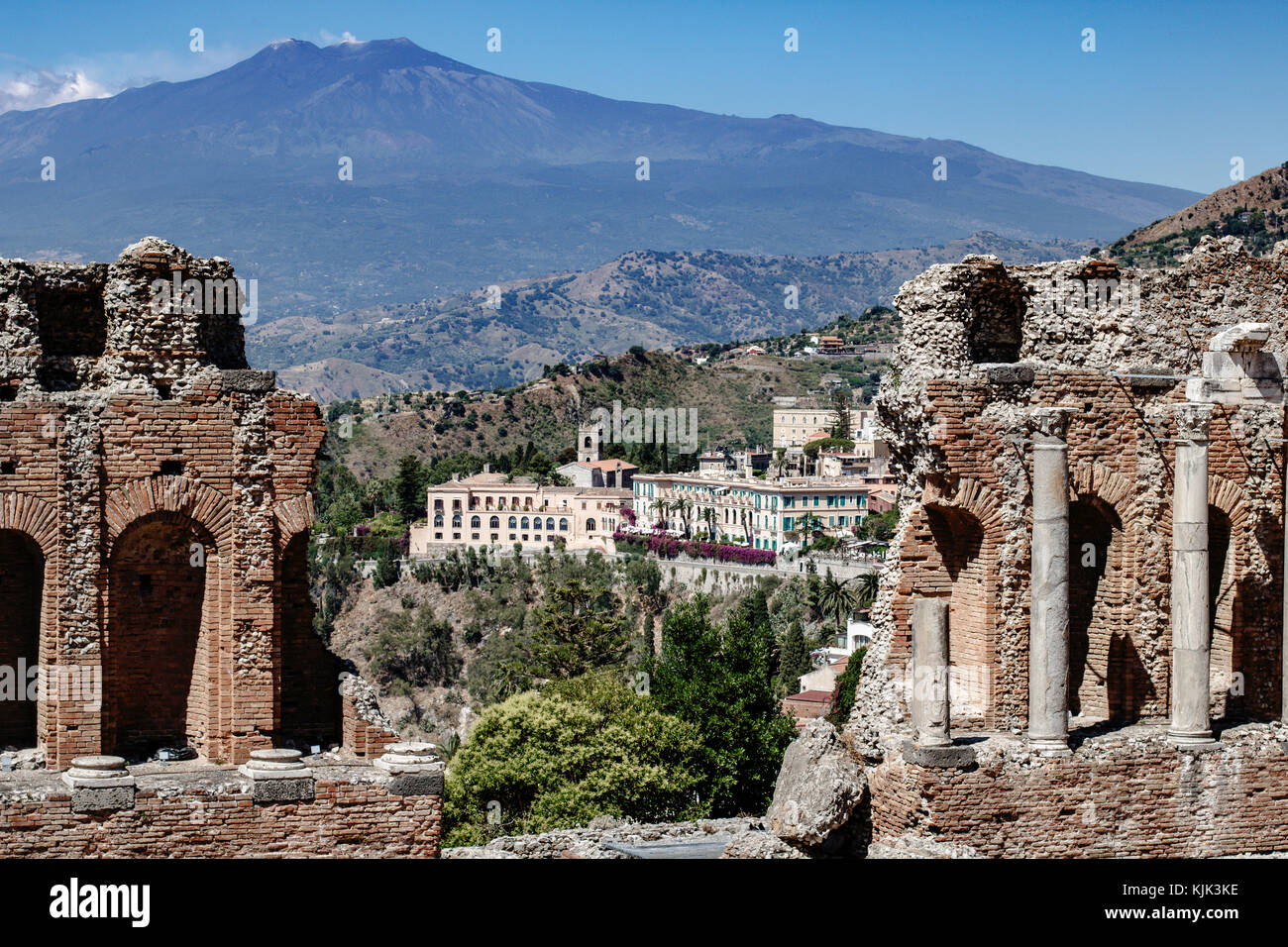 Das antike Theater von Taormina und den Ätna im Hintergrund Stockfoto
