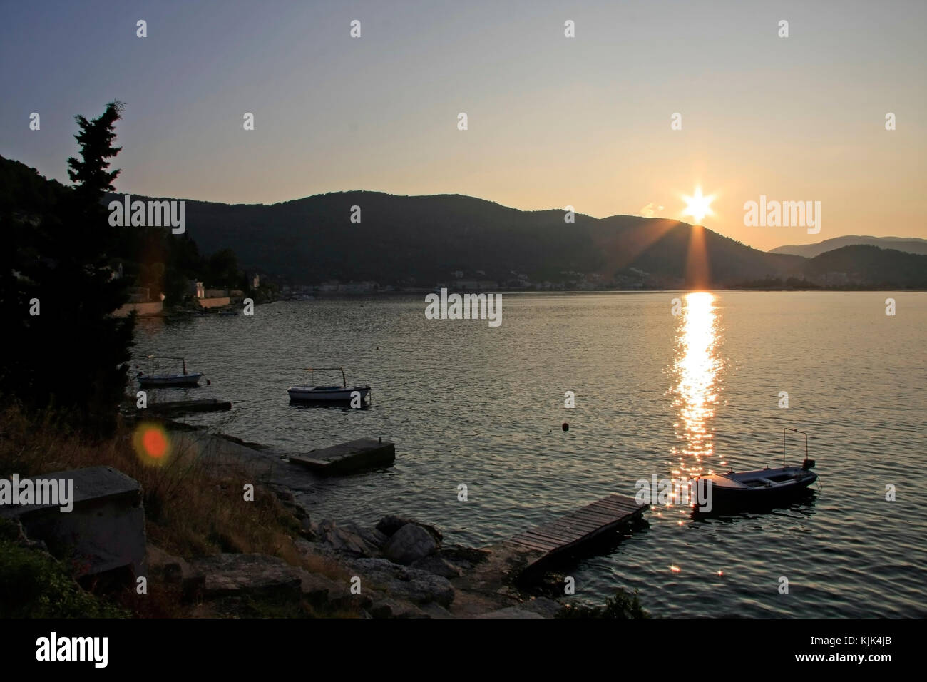 Sonnenuntergang in der Bucht von Saint George der Stadt Vis, eine Stadt auf der gleichnamigen Insel in der Adria im Süden Kroatiens. Stockfoto