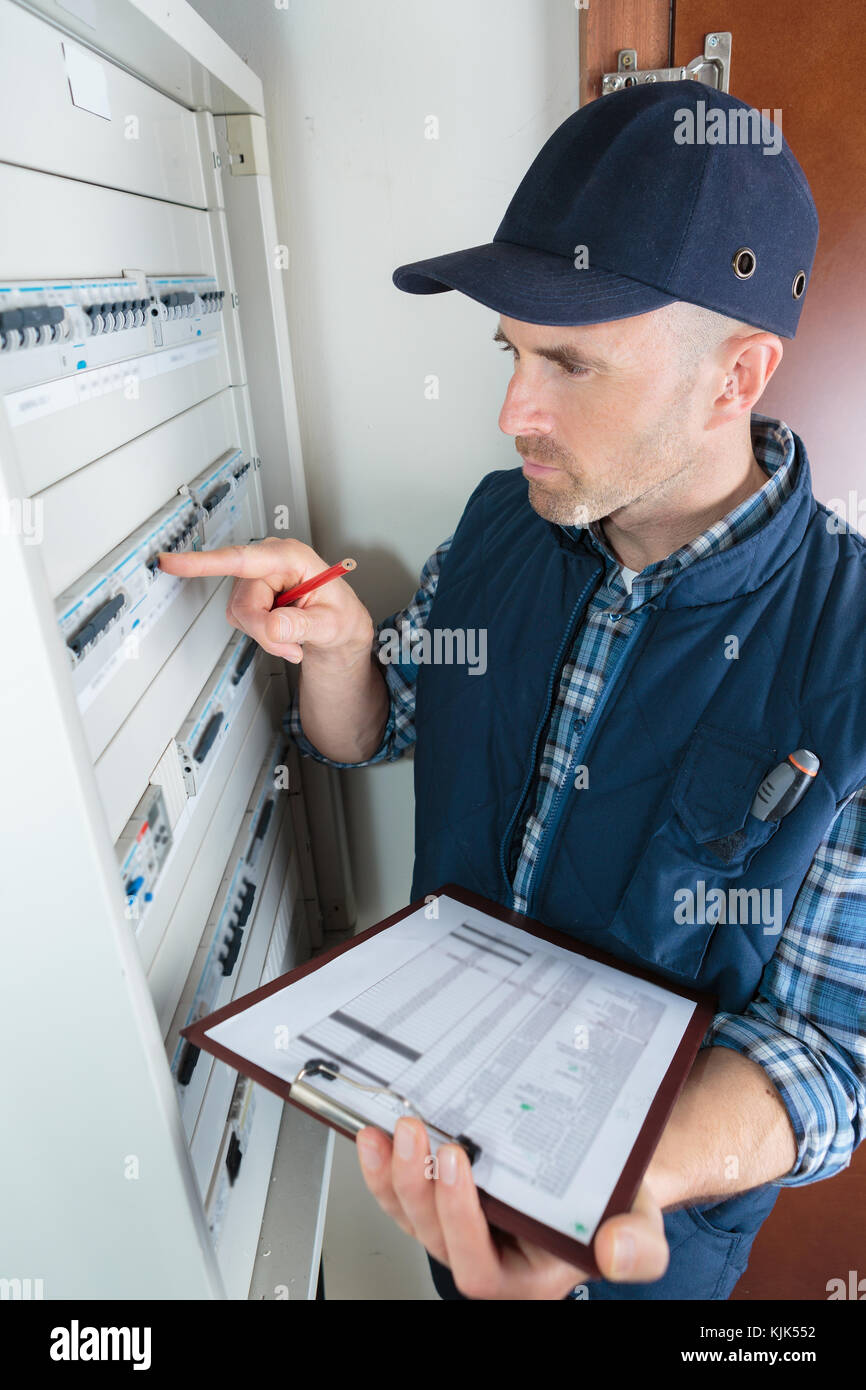 Sicherungskasten reparieren -Fotos und -Bildmaterial in hoher Auflösung