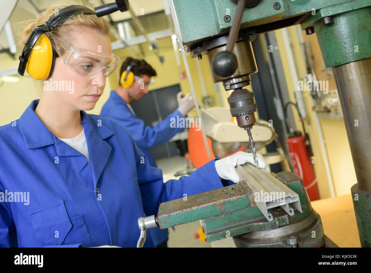 Frau mit Tischbohrmaschine Stockfoto