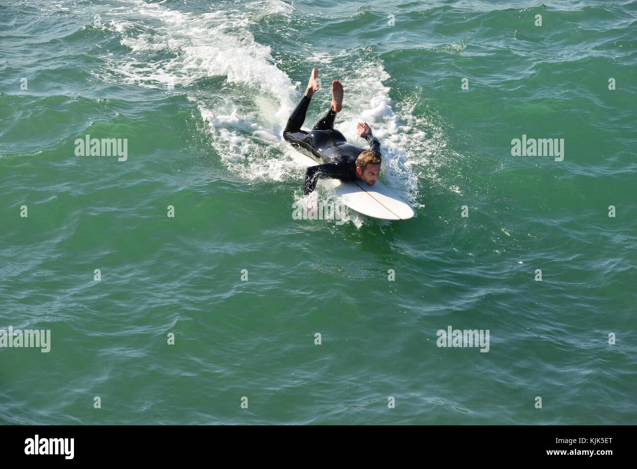 Ein Surfer in Newport Beach, Kalifornien. Stockfoto