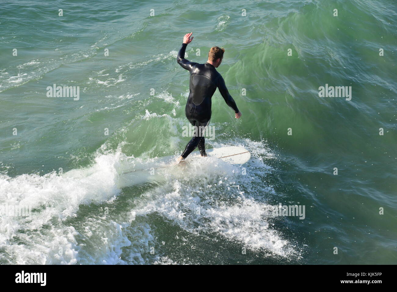 Ein Surfer in Newport Beach, Kalifornien. Stockfoto