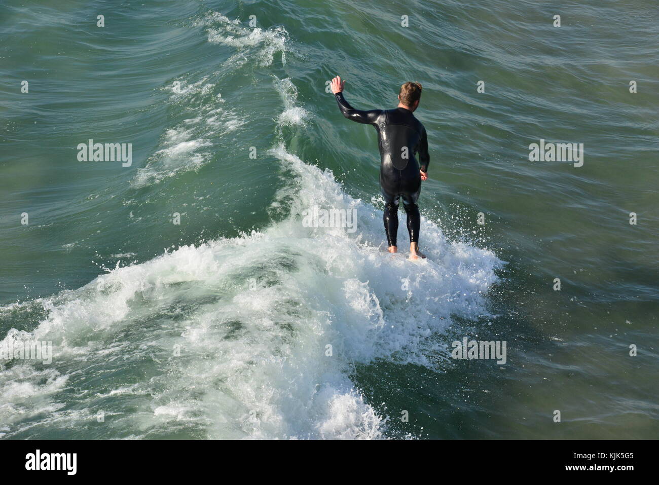 Ein Surfer in Newport Beach, Kalifornien. Stockfoto