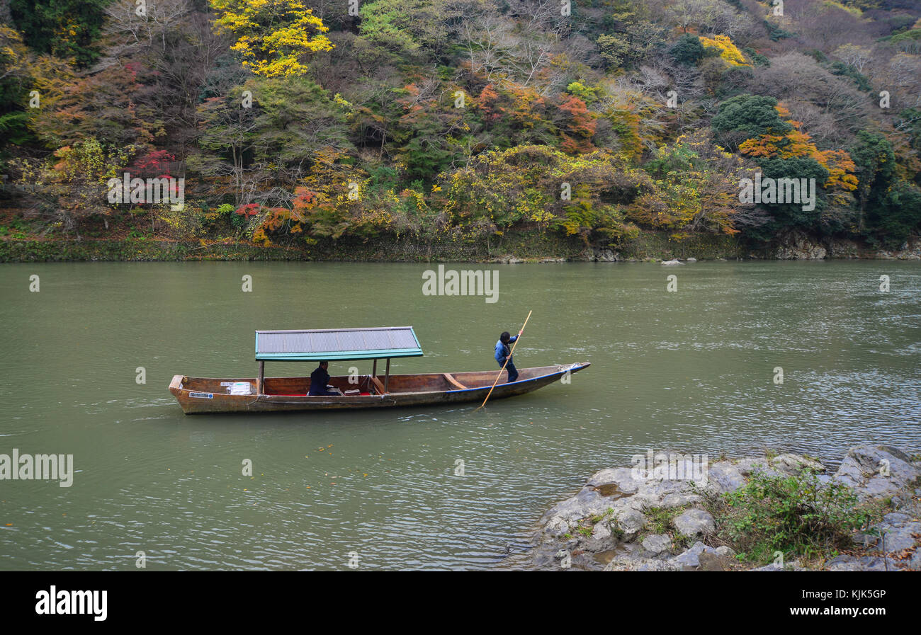 Kyoto, Japan - 28.November 2016. Landschaft von hozu Fluss in arashiyama, Kyoto, Japan. arashiyama ist eine National Historic Site ausgewiesen und Ort der s Stockfoto