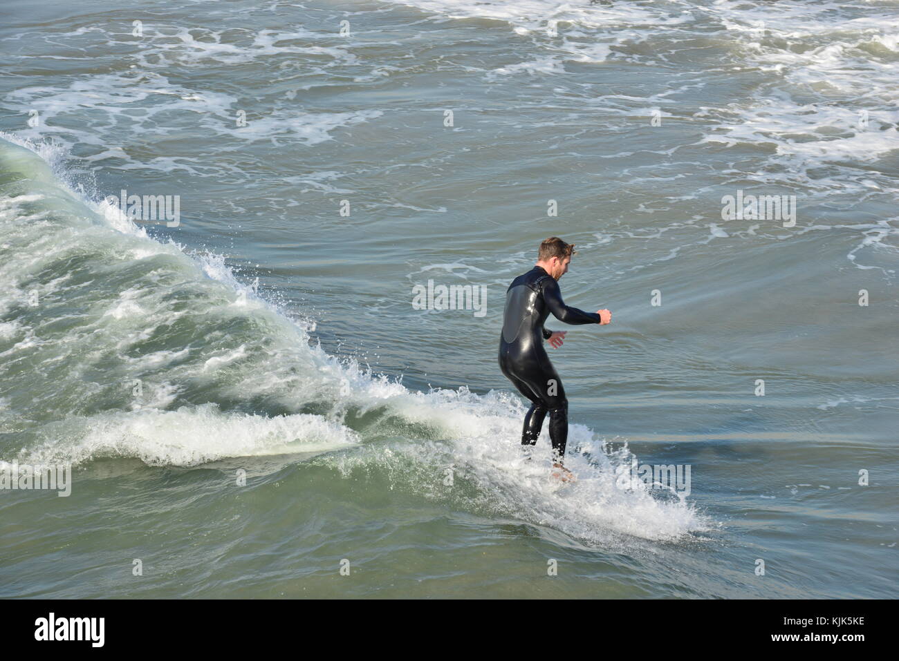 Ein Surfer in Newport Beach, Kalifornien. Stockfoto