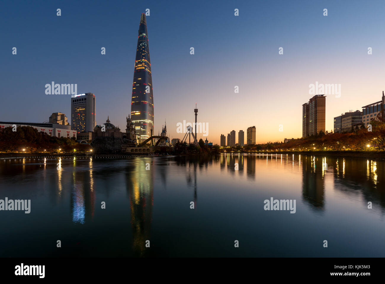 Herbst Landschaft an Lotte World am Morgen in Seoul, Südkorea. Stockfoto