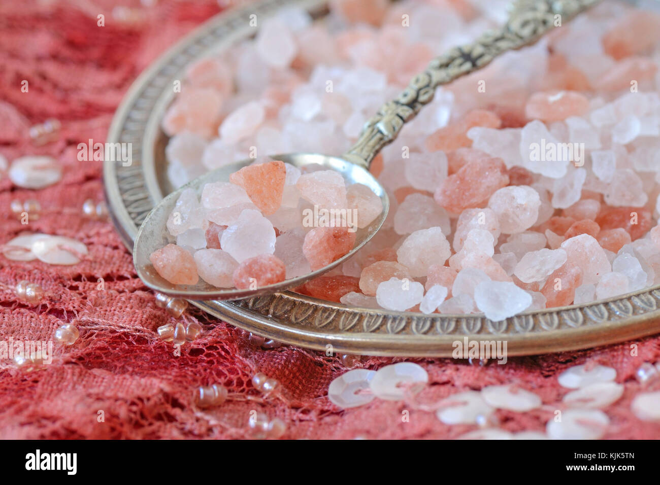 Himalaya Pink salt über indische Flickenteppich Stockfoto