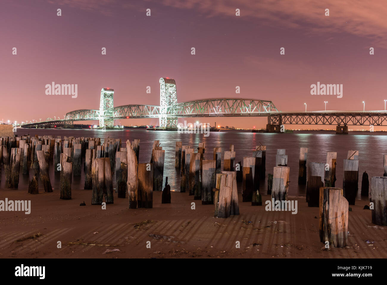 Marine Parkway - Gil Hodges Memorial Bridge von rockaway gesehen, Queens bei Nacht. erbaut und wurde im Jahr 1937 eröffnet, ist die längste Vertikale war - Aufzug span in t Stockfoto